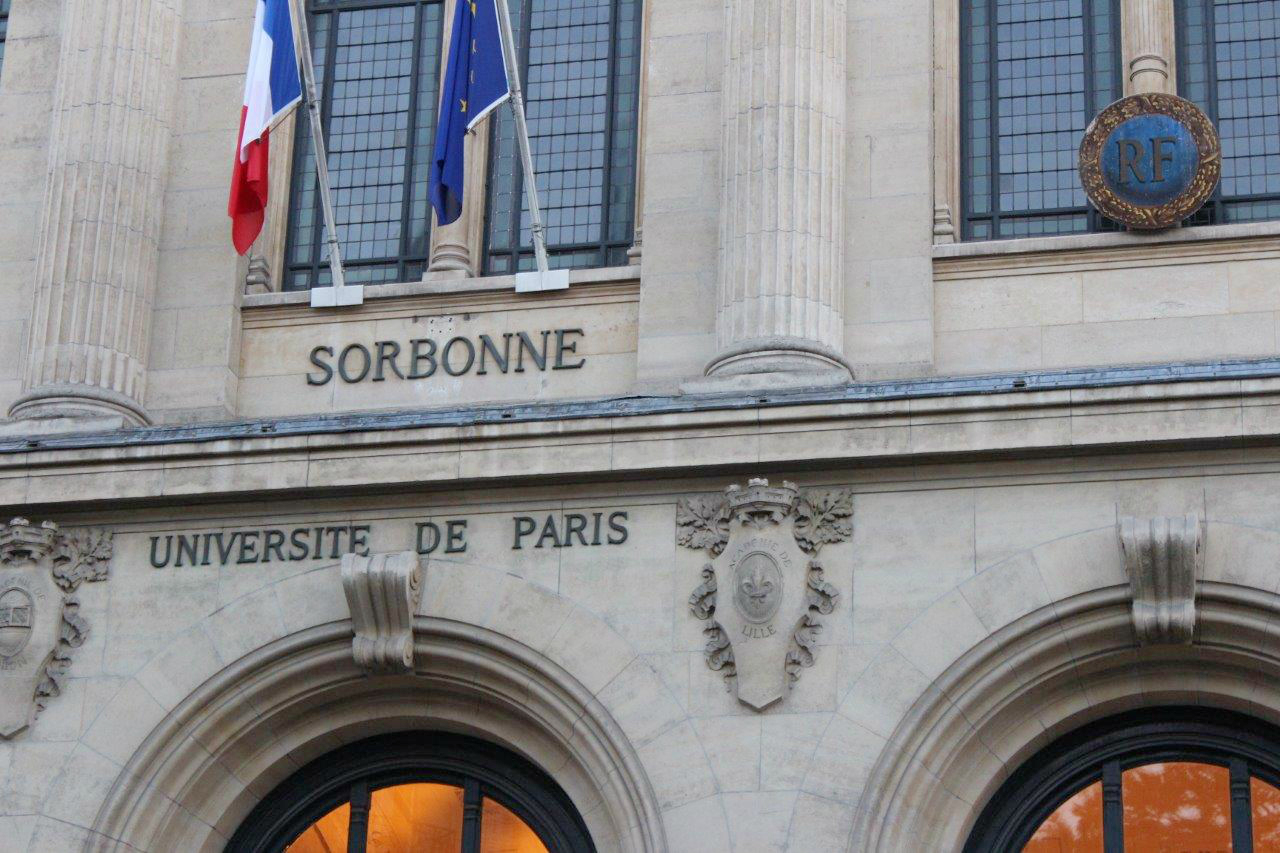 Olha a Sorbonne no meio do caminho!