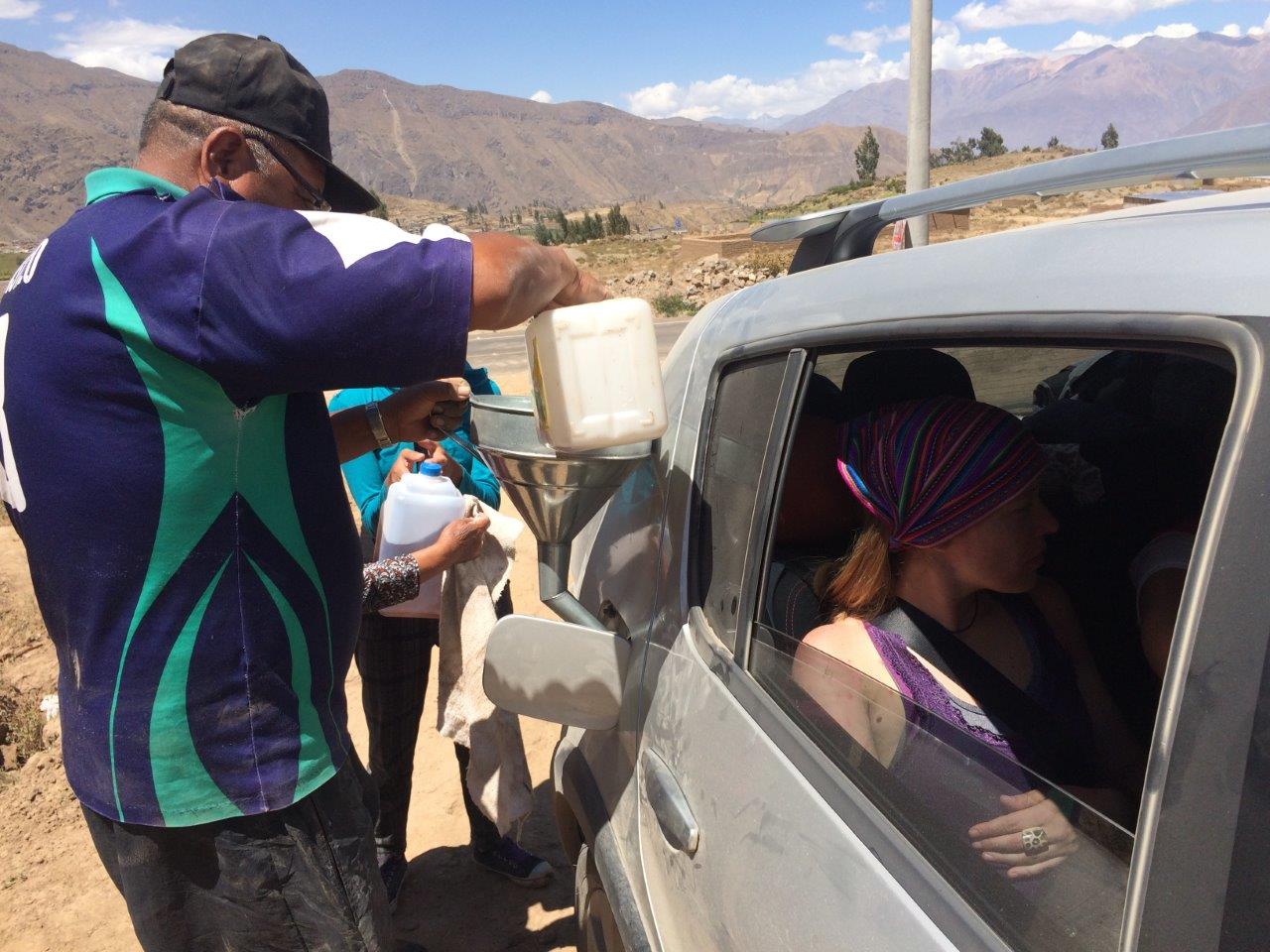 Abastecendo o carro em Cabanaconde, no Peru.