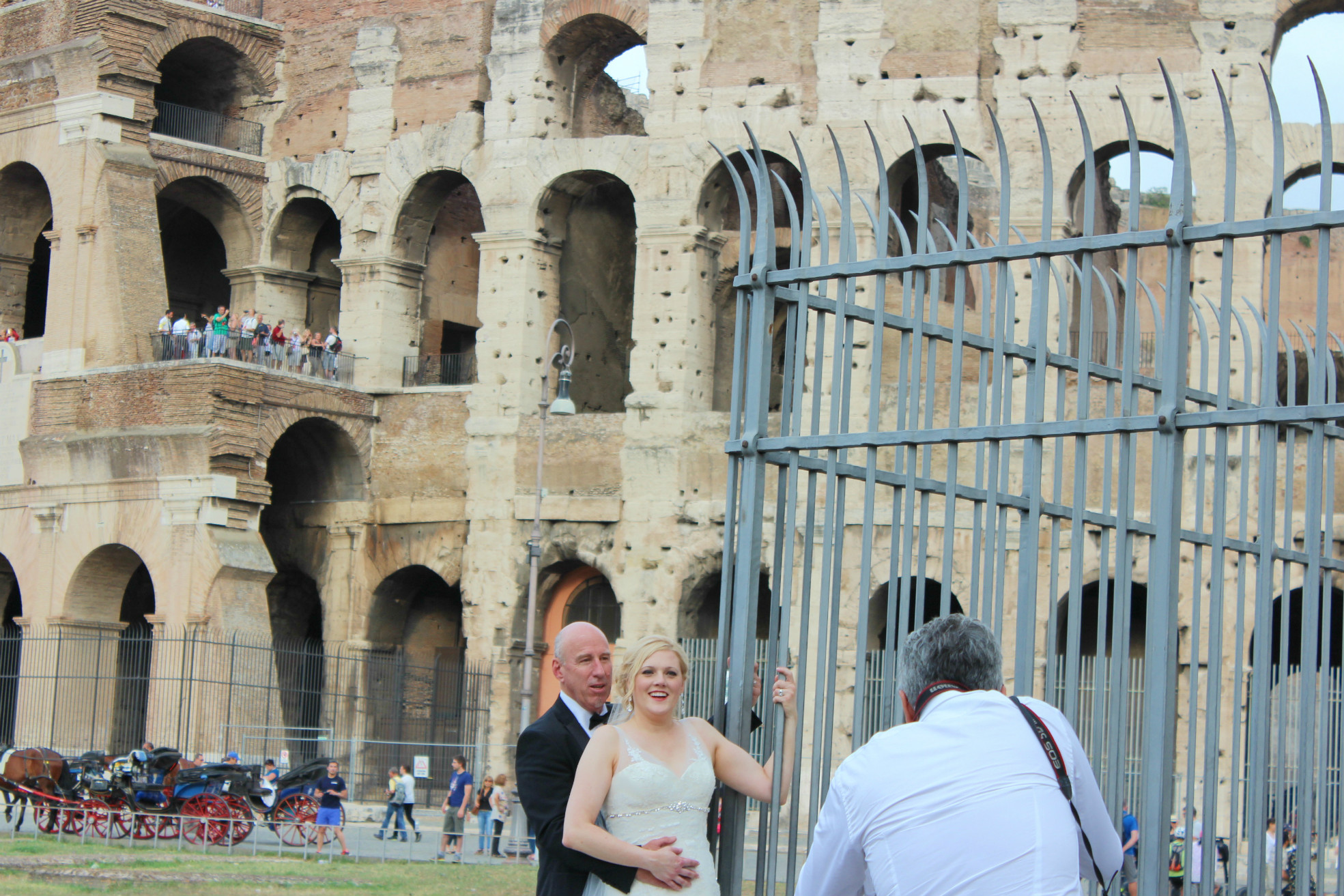 Os contrastes do amor, no Coliseu, em Roma, na Itália. 
