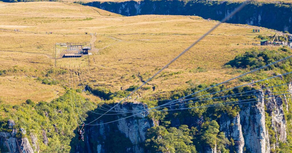 Tirolesa mais alta das Américas é inaugurada no RS